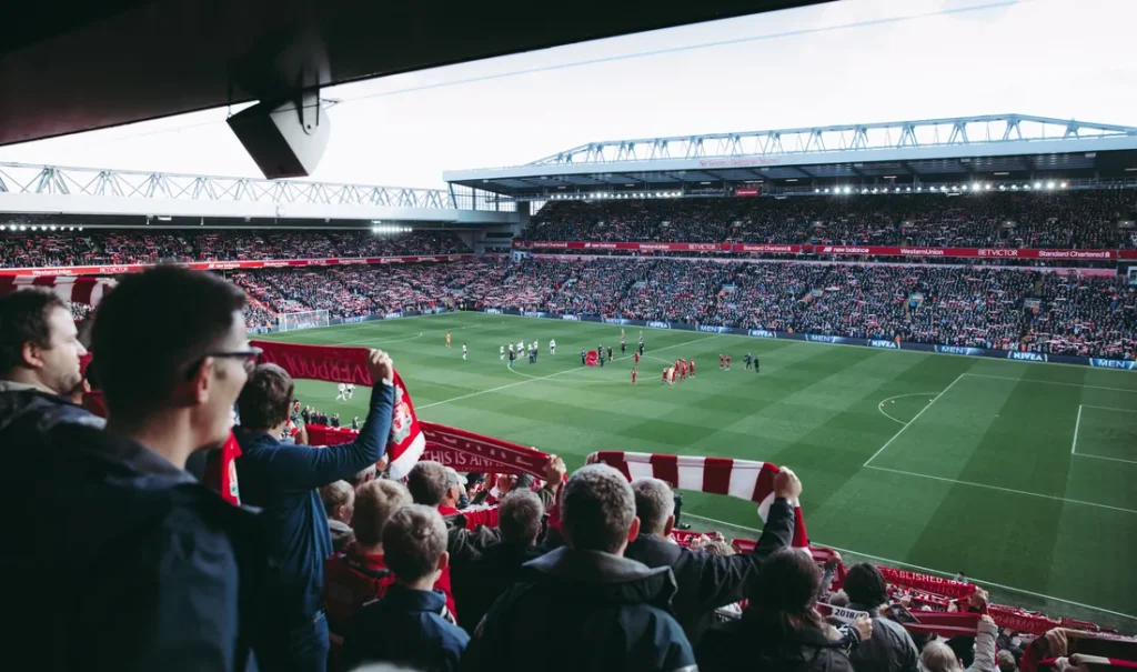 Torcedores assistindo a uma partida de futebol no estádio