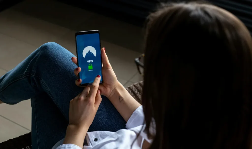 Usuário verificando o acesso à conta pelo celular
