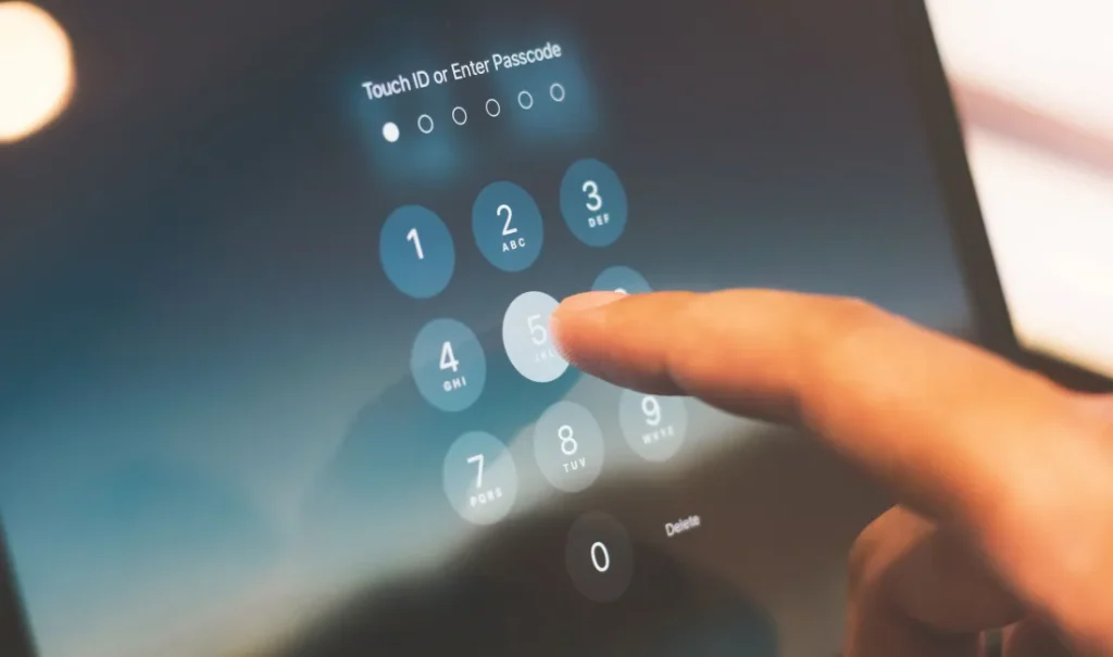 Usuário verificando o acesso à conta pelo celular