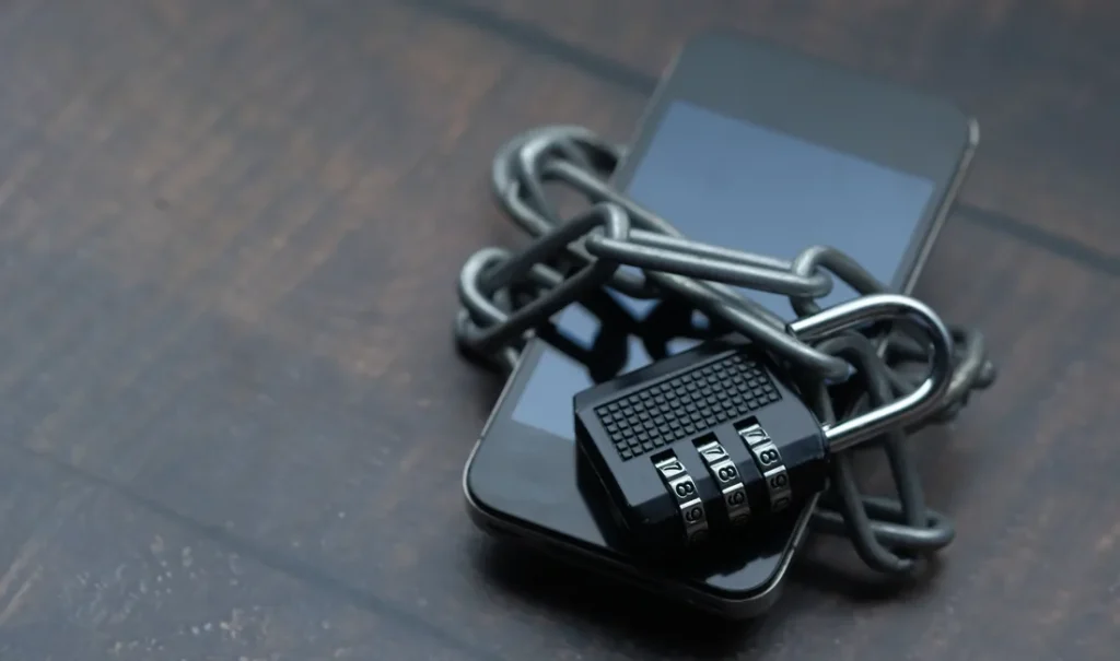 Smartphone protegido por senha e medidas de segurança