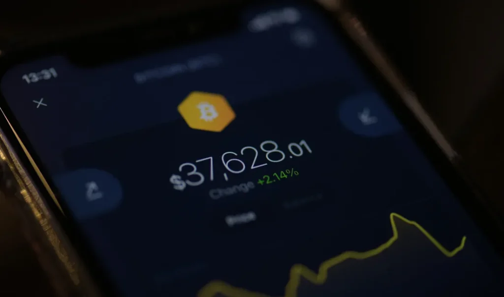 Smartphone com referência visual a uma carteira de Bitcoin