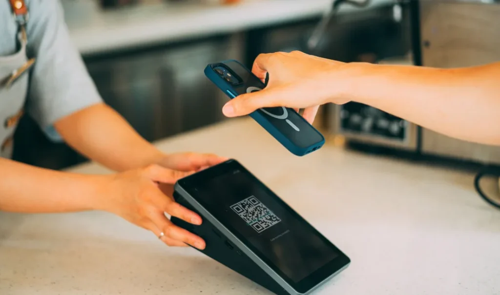 Pessoa conferindo QR code em um processo de pagamento digital